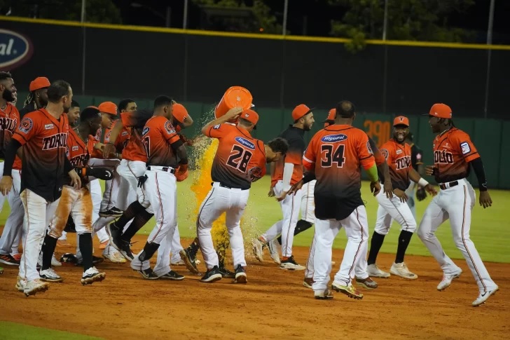 Toros vencen a las Águilas en 10 entradas