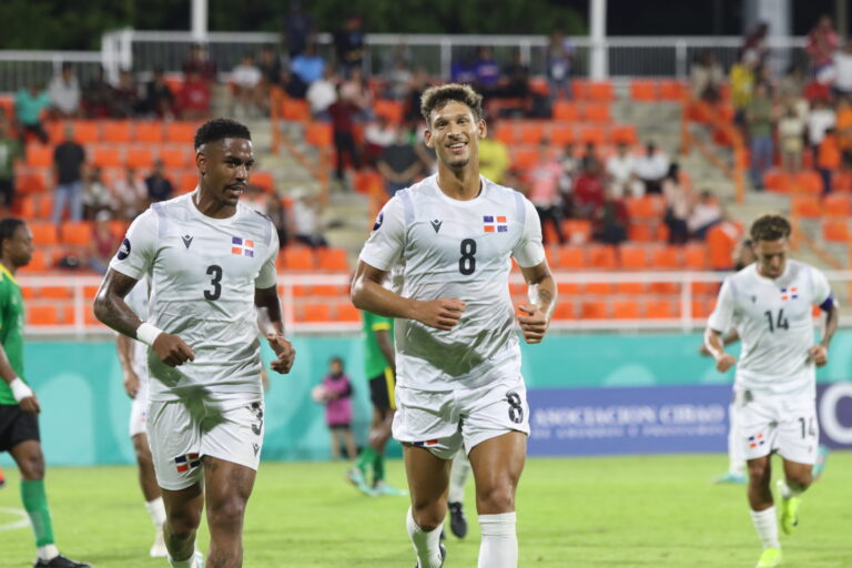 FÚTBOL: RD golea a Dominica y da un paso de gigante hacia la Copa Oro