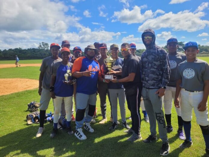 Osiris-Reynoso-presidente-de-BPLBEISBOL-entrega-la-Copa-de-Campeones-a-Jose-Guerrero-y-los-jugadores-de-la-Academia-Cache-768x576