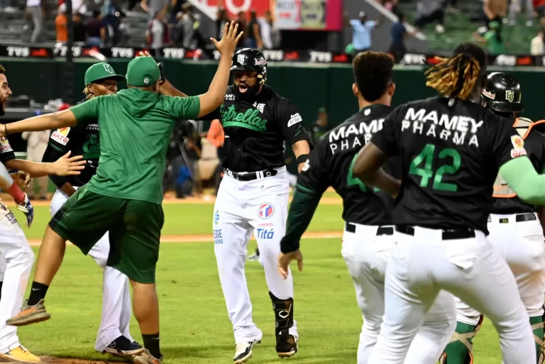 Las Estrellas vencen al Escogido y se acercan al primer lugar en la pelota invernal