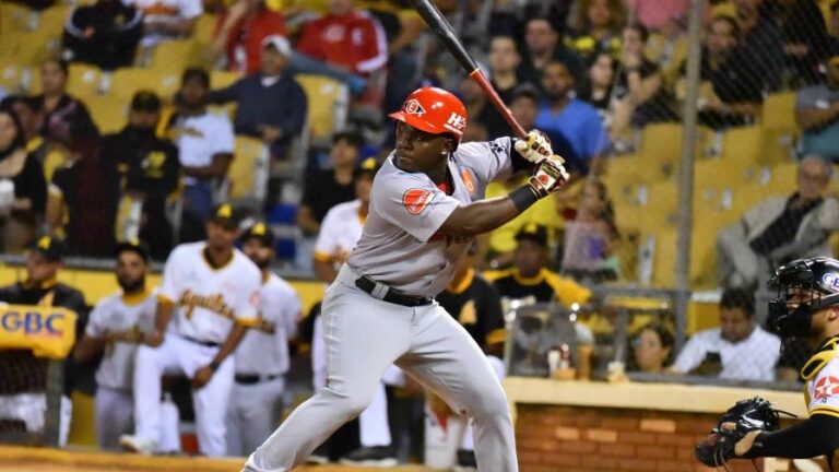 El Escogido frenó a las Águilas en su nido y no afloja en la primera posición