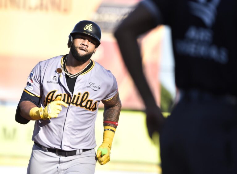 Con 15 hits, incluyendo 4 cuadrangulares, las Águilas vapulean 11-2 a Leones