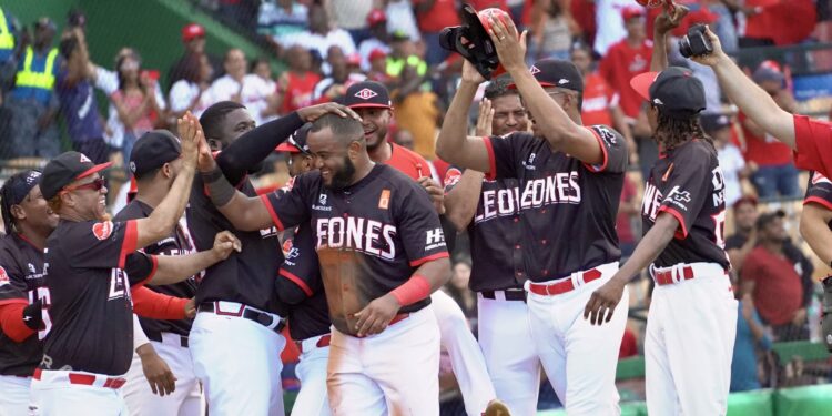 Los Leones del Escogido aplastan a los Tigres del Licey 8-1
