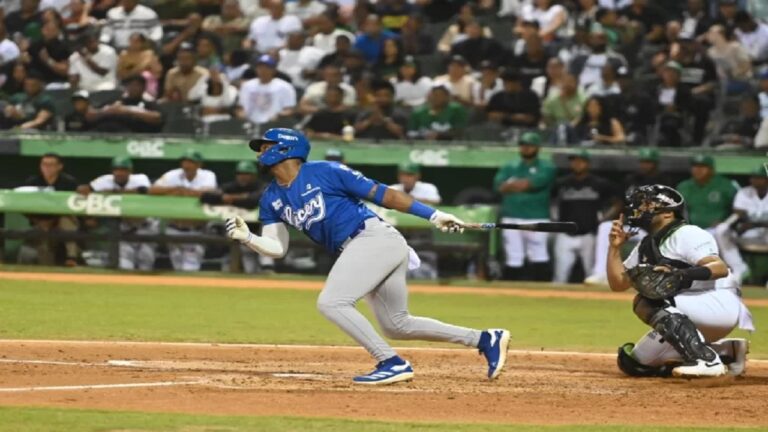Miguel Andújar brilla con hit clave en el triunfo del Licey sobre las Estrellas Orientales