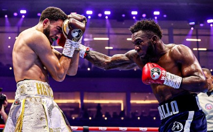 Carlos Adames empata pelea mundial con púgil británico y retiene título