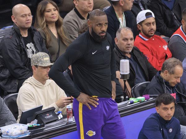 Molestias en tobillo y pie apartan a LeBron del All-Star de la NBA