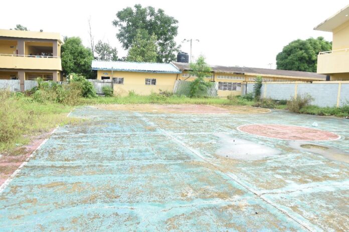 INEFI y Alcaldía de Monte Llano coordinarán intervención de cancha en el Centro Educativo Madre Teresa de Calcuta