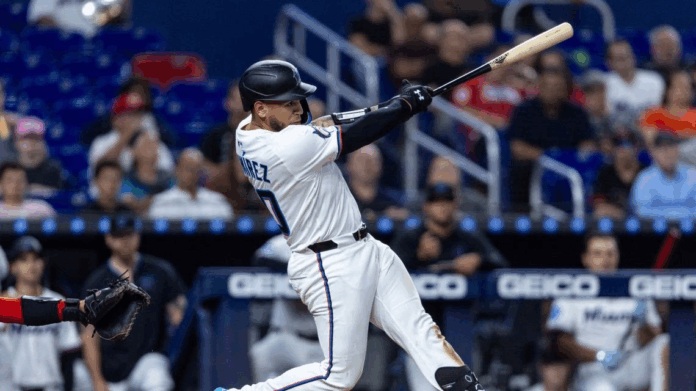 Novato dominicano hace historia en inicio con los Marlins